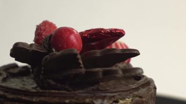 Dönen arka planda çikolatalı pasta.