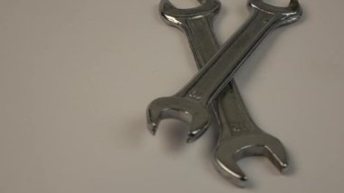 Anahtarlar arka planda döner. Çalışma araçları