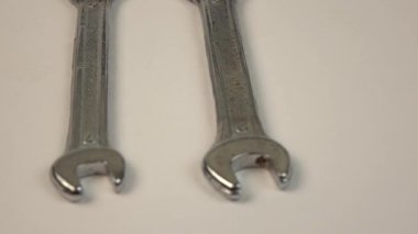 Anahtarlar arka planda döner. Çalışma araçları