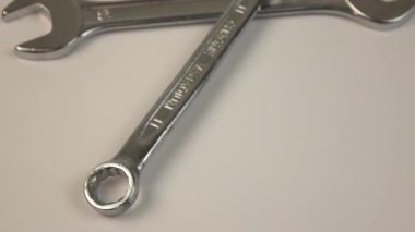 Anahtarlar arka planda döner. Çalışma araçları