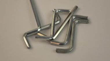 Arkaplanda dönen tornavidalar. Çalışma araçları