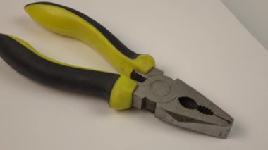 Dönen bir arkaplanda pense