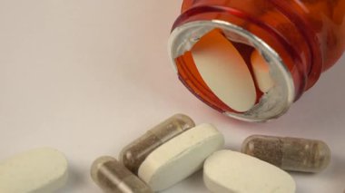 Arka planda haplarla su toplamış.