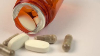 Arka planda haplarla su toplamış.