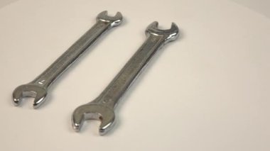 Anahtarlar arka planda döner. Çalışma araçları