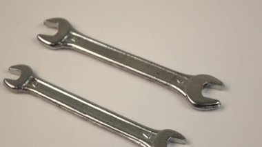 Anahtarlar arka planda döner. Çalışma araçları