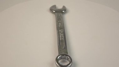 Anahtarlar arka planda döner. Çalışma araçları