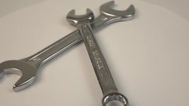 Anahtarlar arka planda döner. Çalışma araçları