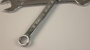 Anahtarlar arka planda döner. Çalışma araçları