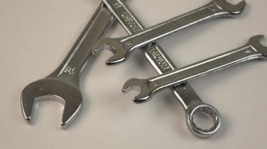 Anahtarlar arka planda döner. Çalışma araçları