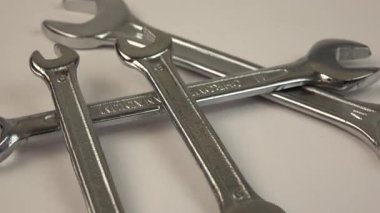 Anahtarlar arka planda döner. Çalışma araçları