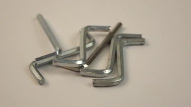 Arkaplanda dönen tornavidalar. Çalışma araçları