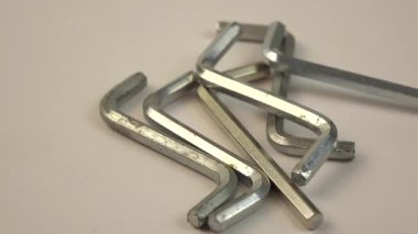 Arkaplanda dönen tornavidalar. Çalışma araçları