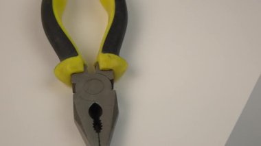 Dönen bir arkaplanda pense