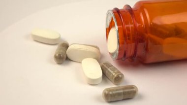 Arka planda haplarla su toplamış.