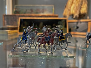 Bentheim Şatosu müzesinde cam bir rafta sergilenen tarihi üniformalı minyatür askerlerden oluşan dinamik bir grup..