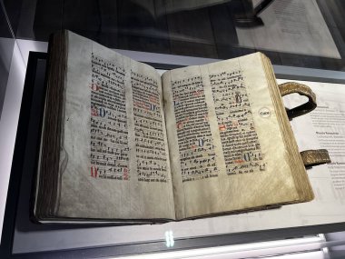 1480 'lerden kalma açık bir el yazması (Missale Romanum), siyah metin, kırmızı rubric, kare müzik notası ve eski kağıt üzerinde büyük harfler içerir..