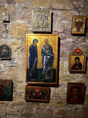 Bentheim Kalesi 'nde bir duvarın yakın çekimi Bakire Meryem ve Aziz Joseph / St. Joseph' in büyük merkezi yaldızlı bir ikonunu sergiliyor. Vaftizci Yahya, kaba taşın üzerindeki daha küçük, daha eski simgelerle çevrili..