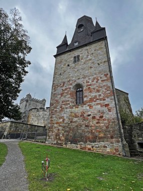 Bentheim Kalesi 'nde tarihi bir salon. İçinde mermer kaplı bir masa, kırmızı kadife bir koltuk, küçük bir yan masa ve çerçeveli tablolar var. Pencereden gelen doğal ışıkla aydınlatılmış..