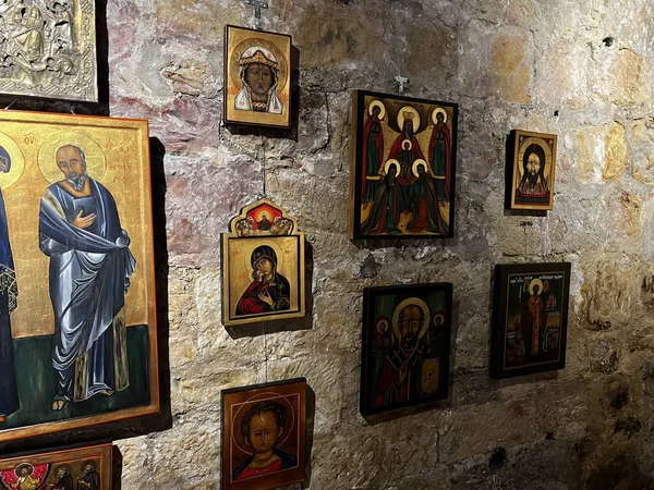 Bentheim Kalesi 'nde, Doğu Ortodoksluk tarzında, azizler ve İsa Mesih' in yer aldığı çerçeveli dini simgelerden (resimlerden) oluşan kaba yontulmuş taş bir duvar..