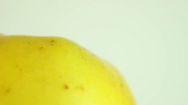 Dönen bir stantta elma