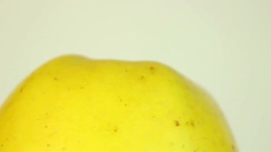 Dönen bir stantta elma