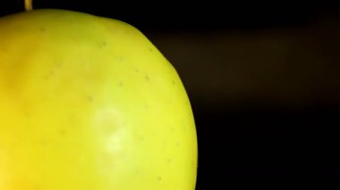 Dönen bir stantta elma