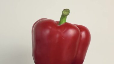 Dönen bir arka planda tatlı dolma biber