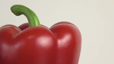 Dönen bir arka planda tatlı dolma biber