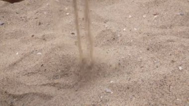Kum insan elinden dökülür. Yavaş çekim