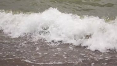 Deniz kıyısında dalgalar