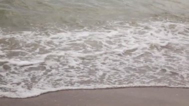 Deniz kıyısında dalgalar