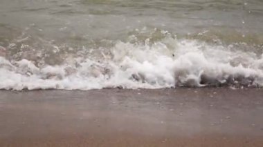 Deniz kıyısında dalgalar