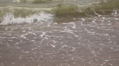 Deniz kıyısında dalgalar