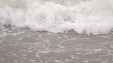 Deniz kıyısında dalgalar