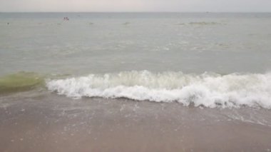 Deniz kıyısında dalgalar