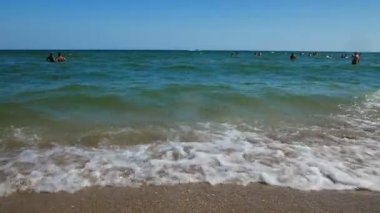 Sahildeki sörf manzarası 