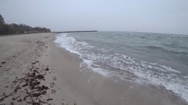 Deniz kıyısında dalgalar