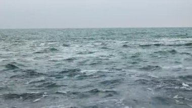 Sonbahar denizinde fırtına sahilde