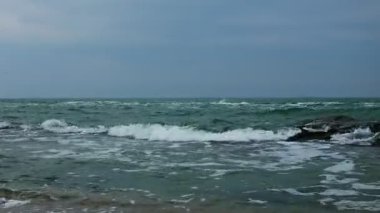 Sonbahar denizinde fırtına sahilde