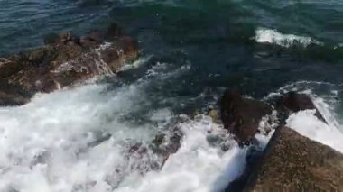 Sonbahar denizinde fırtına sahilde