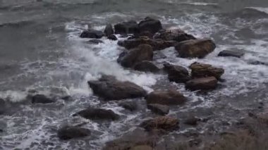 Sonbahar denizinde fırtına sahilde