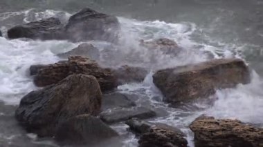 Sonbahar denizinde fırtına sahilde