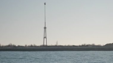 Küçük bir balıkçı limanı manzarası