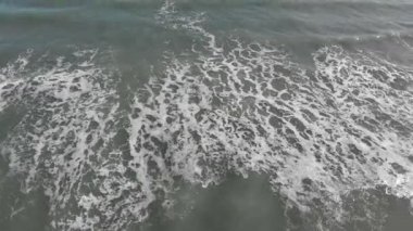 Deniz dalgaları. Yukarıdan görüntüle