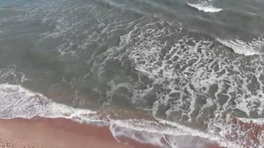 Deniz dalgaları. Yukarıdan görüntüle