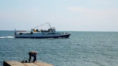 Zevk teknesi deniz kıyısında bir gezinti yapar.