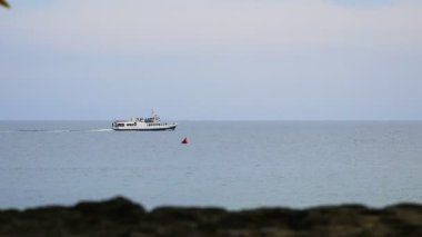 Zevk teknesi deniz kıyısında bir gezinti yapar.