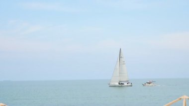 Eğlence yatı deniz kıyısında bir gezintiye çıkıyor.
