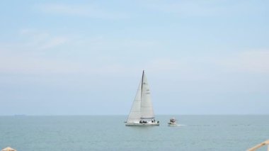 Eğlence yatı deniz kıyısında bir gezintiye çıkıyor.